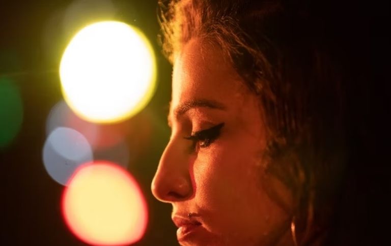 Marisa Abela deslumbra como Amy Winehouse en las impactantes imágenes de 'Back to Black'