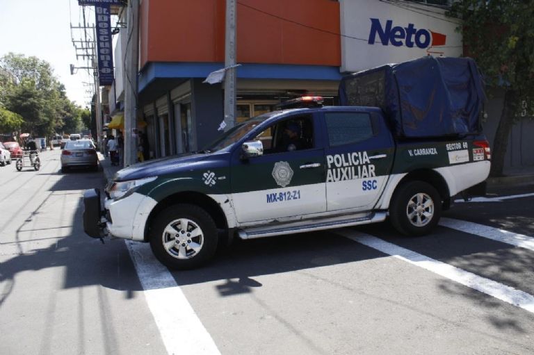 Policías reciben a bebé en la Venustiano Carranza 