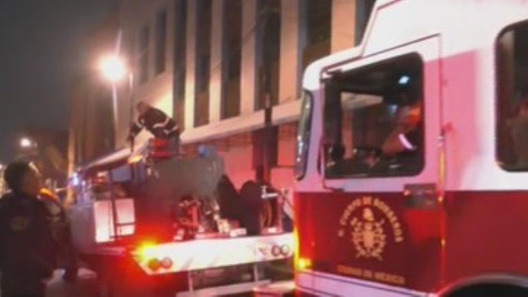 Incendio en Plaza Meave, CDMX, moviliza a los Bomberos. Foto: Twitter