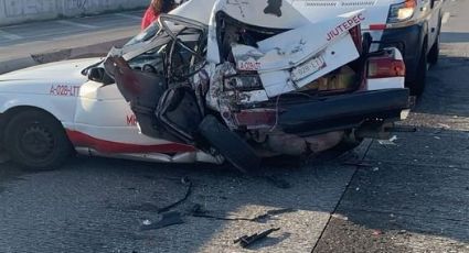Fuerte accidente en el Paso Express Cuernavaca genera caos, conductor de taxi prensado
