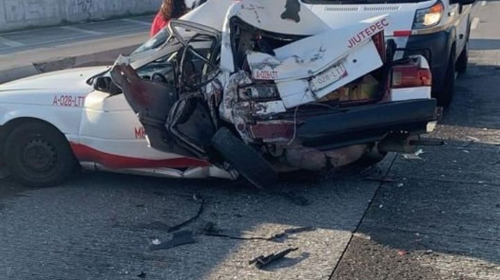 Fuerte accidente en el Paso Express Cuernavaca genera caos, conductor de taxi prensado