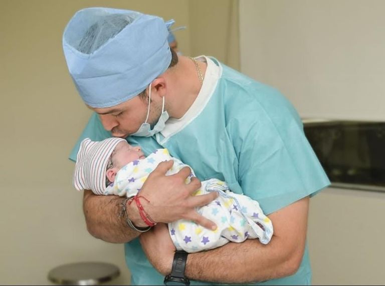 Pollo Martell y su bebé