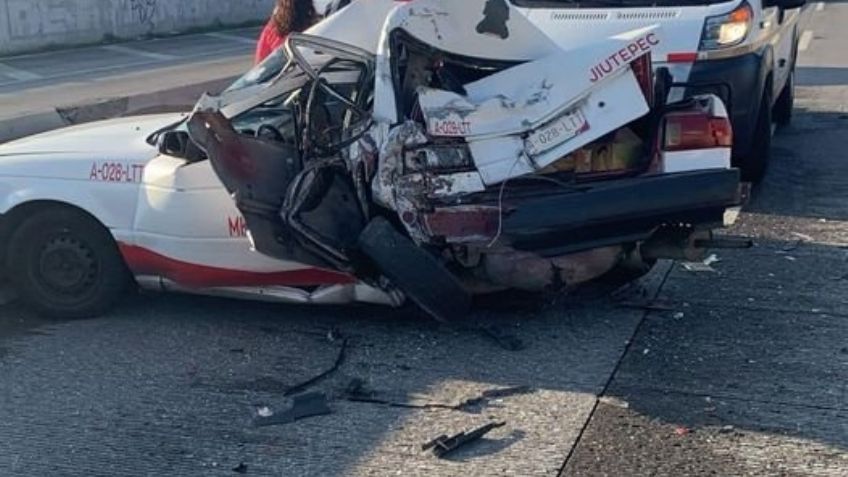 Fuerte accidente en el Paso Express Cuernavaca genera caos, conductor de taxi prensado