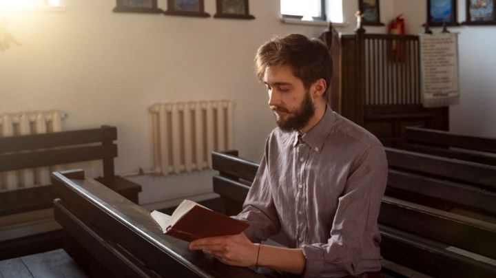 Ladrón ingresa a una iglesia y despoja de sus pertenencias a los feligreses en plena misa