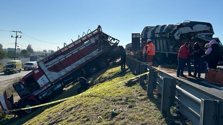 Brutal accidente en el Circuito Exterior Mexiquense deja 6 muertos; dos camiones impactan