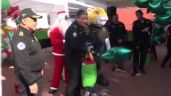 Policías de CDMX se convierten en duendes de Santa y entregan regalos a pequeños