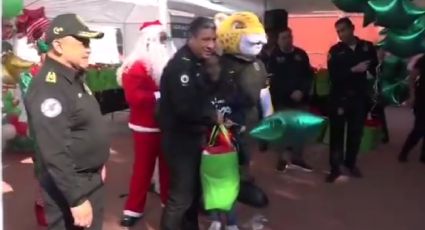 Policías de CDMX se convierten en duendes de Santa y entregan regalos a pequeños