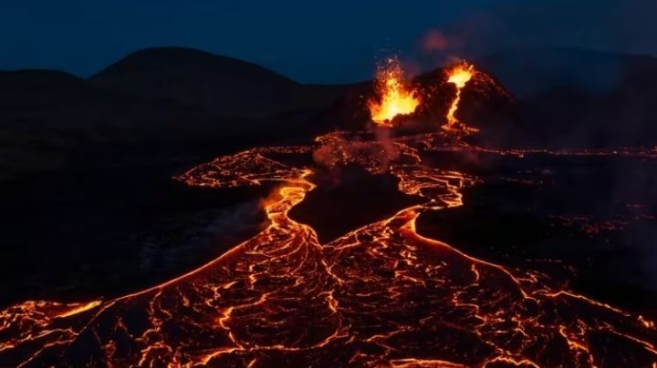 FOTOS: Una espectacular erupción volcánica ilumina el cielo nocturno en Islandia; así se ve