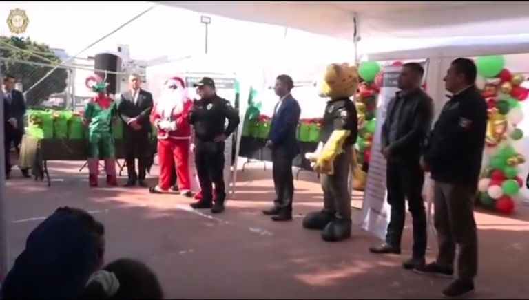 Policías de CDMX entregan regalos