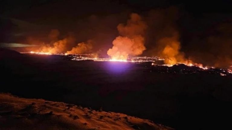Una espectacular erupción volcánica ilumina el cielo nocturno en Islandia
