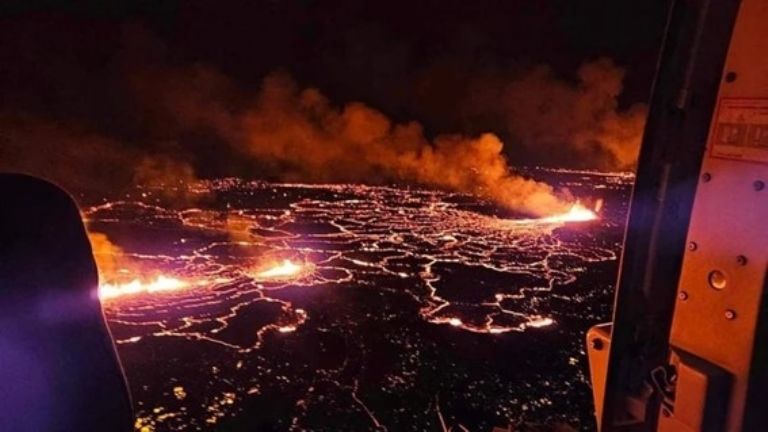 Una espectacular erupción volcánica ilumina el cielo nocturno en Islandia