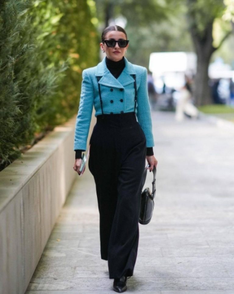 Blazer azul turquesa con pantalón negro de vestir