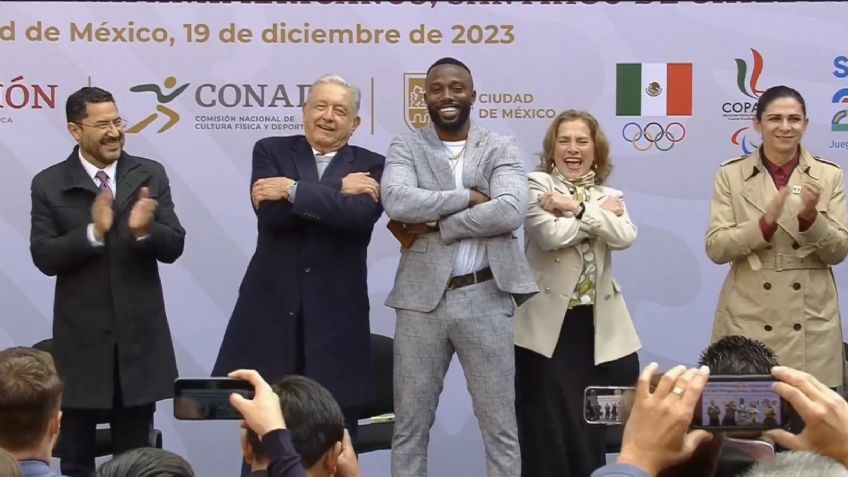 VIDEO: AMLO y Randy Arozarena hacen su popular pose en entrega del PND
