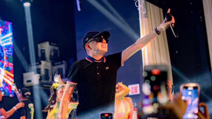 ¿Y su novia? Dany Flow enternece al subir al escenario a su esposa y su hija