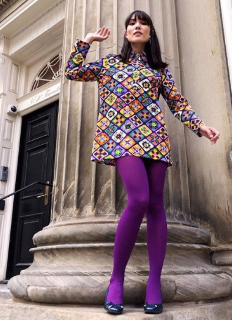 Medias moradas con un vestido estampado