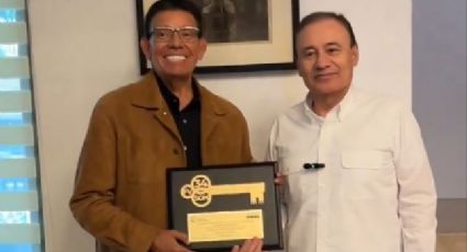 Fernando Valenzuela es reconocido por Alfonso Durazo; le entrega llaves del nuevo estadio