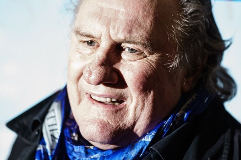 retiran estatua y  acusan de violación a Gerard Depardieu