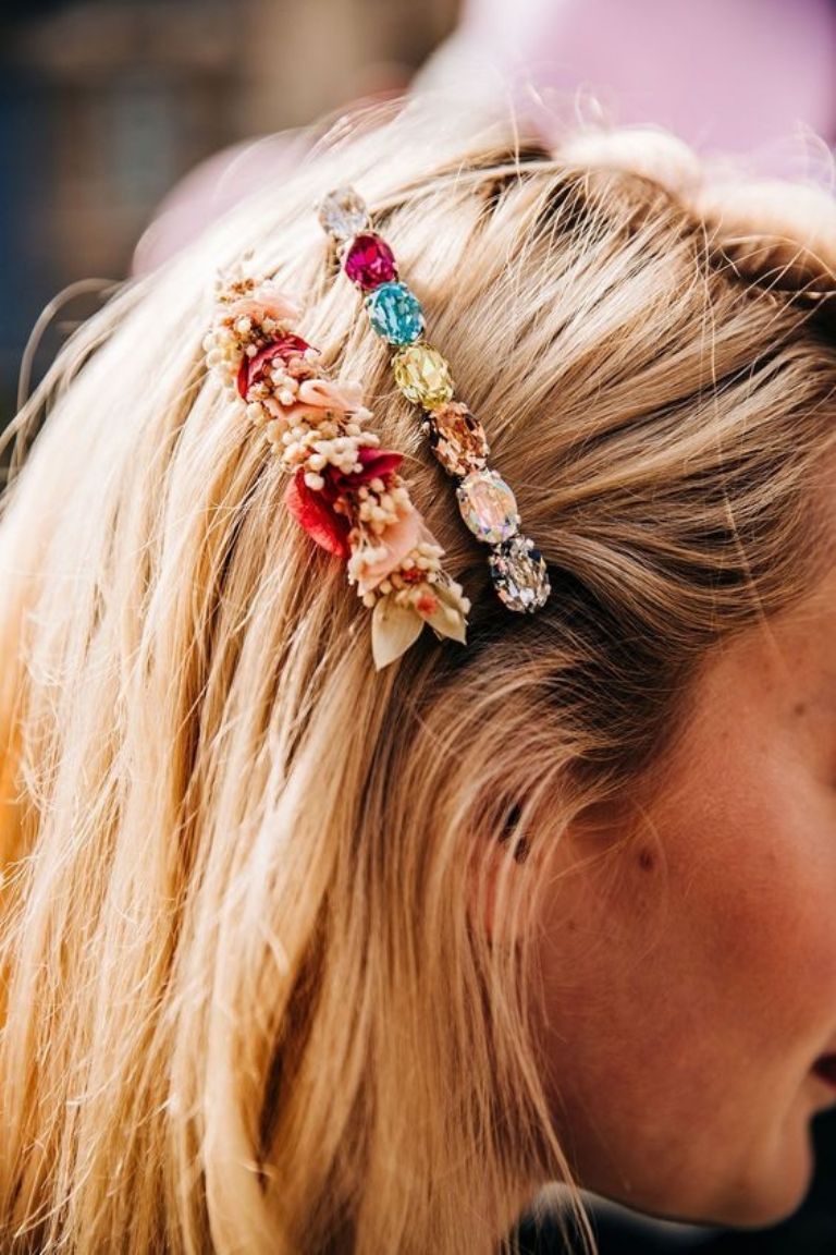 Broches de colores sobre cabello rubio