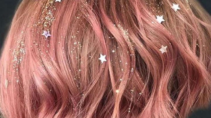 Brilla como estrella en Navidad: Ideas para peinados lindos con glitter