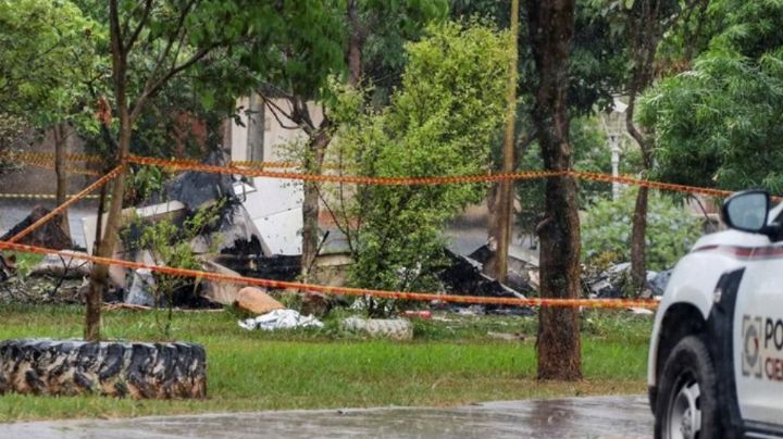 VIDEO: 1 niña y 4 adultos mueren al estrellarse una avioneta en Brasil