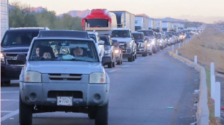 ¡Precaución! Previo a Navidad, reportan largas filas en la Carretera Internacional de Sonora