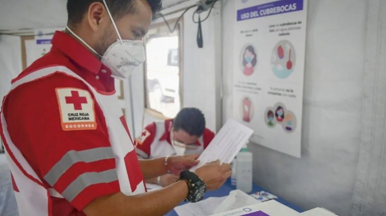 Cruz Roja vende y aplica vacunas Pfizer contra Covid-19