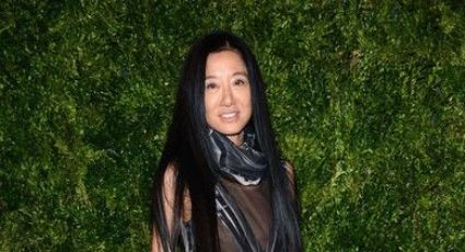 ¡Parecen hermanas! Vera Wang y sus hijas deslumbran con estilo navideño