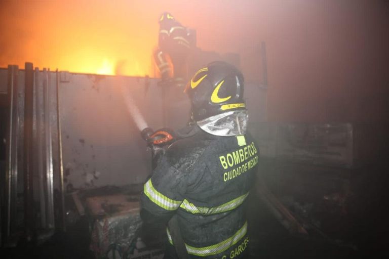 Se registra fuerte incendio en la Cuchilla Pantitlán