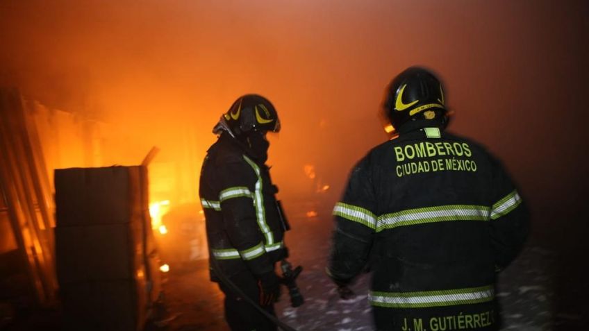 Reportan fuerte incendio en una fábrica de azulejos en la Cuchilla Pantitlán, en CDMX