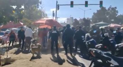 VIDEO: Pelean locatarios de la Central de Abasto y policía por operativo anti pirotecnia