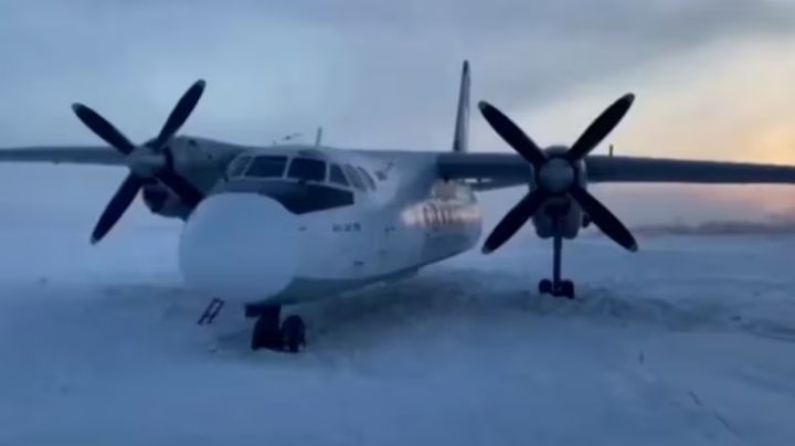 Avión ruso aterriza en un rio congelado; el piloto lo confunde con la pista de aterrizaje y esto pasó