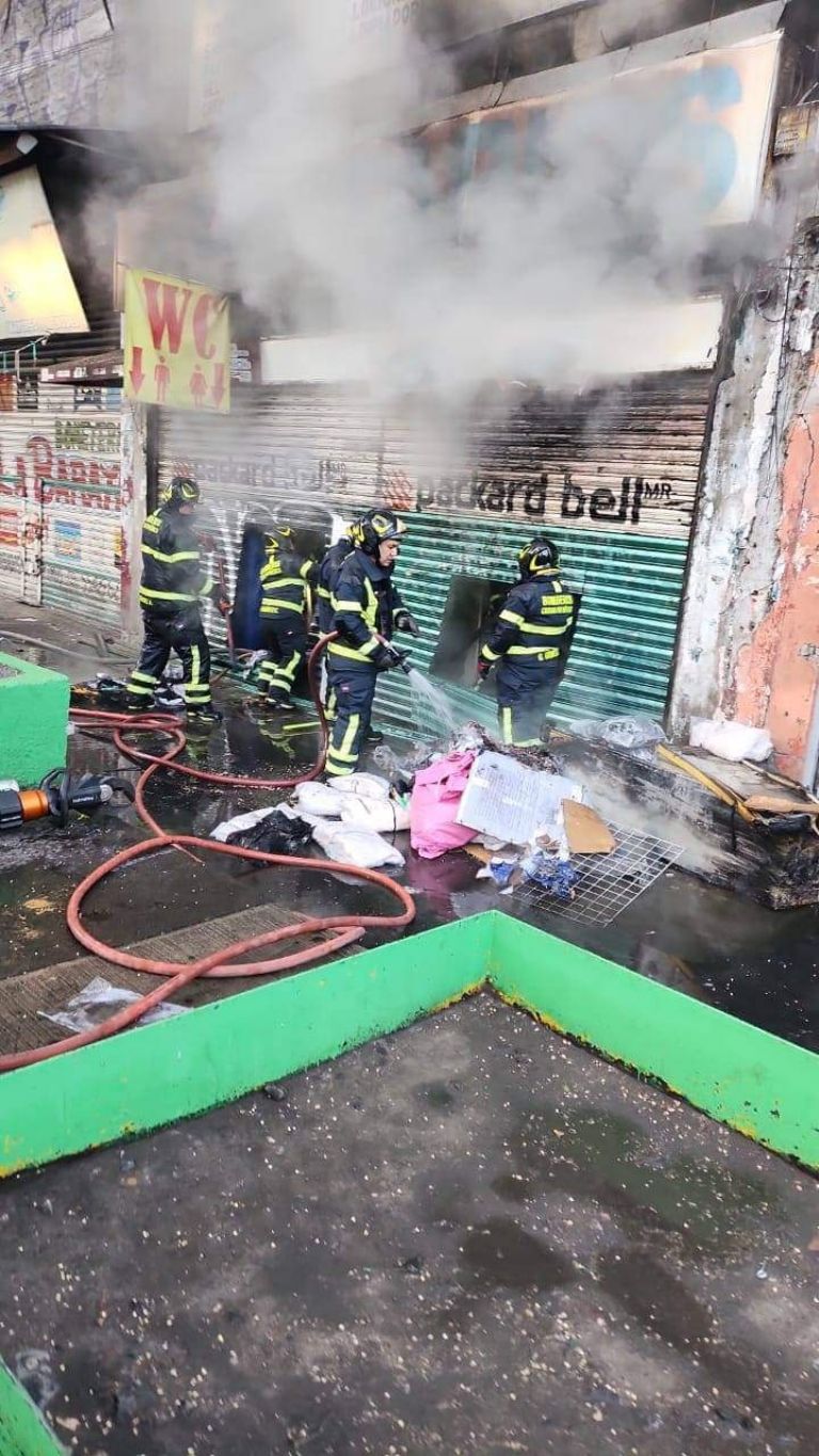 Bomberos controlan incendio en el Centro Histórico