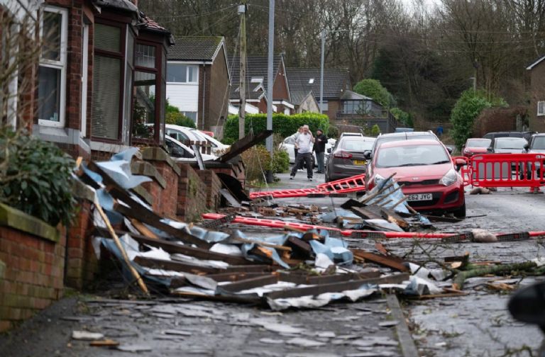 Familia logra sobrevivir a un tornado en Manchester