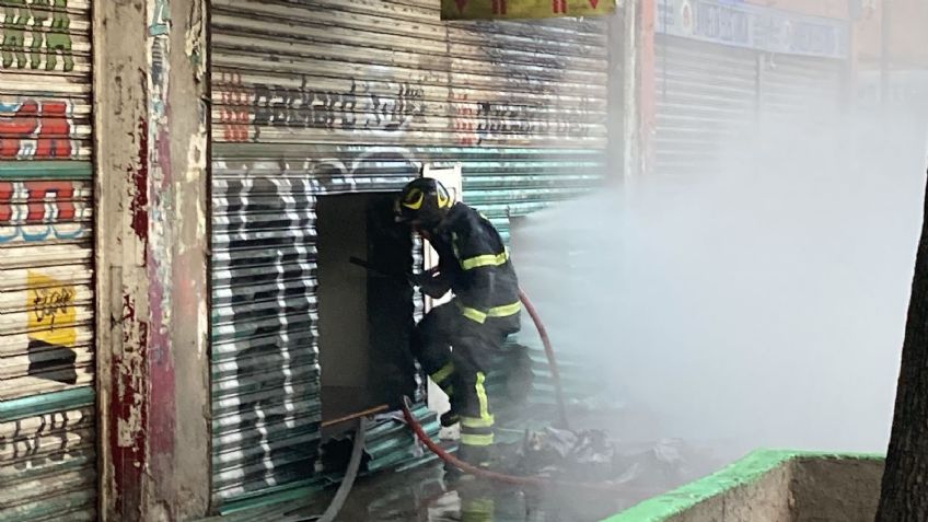 VIDEO: Bomberos de la CDMX luchan contra incendio en local de Corregidora y Circunvalación