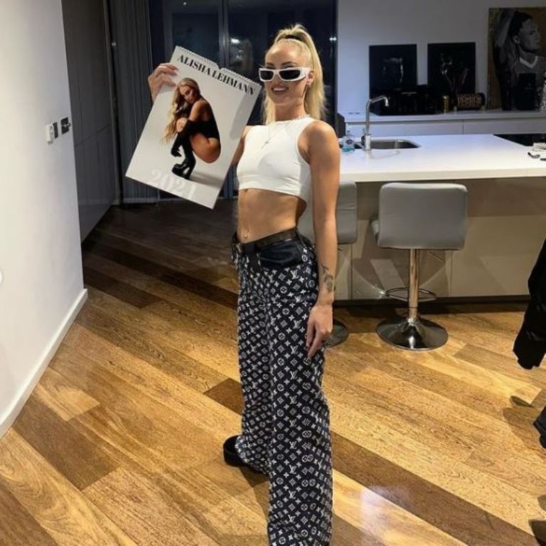 La futbolista Alisha Lehmann consiente a sus seguidores con calendario 2024