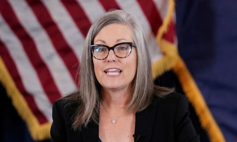 Cierran paso fronterizo en Sonoyta y Katie Hobbs manifiesta descontento