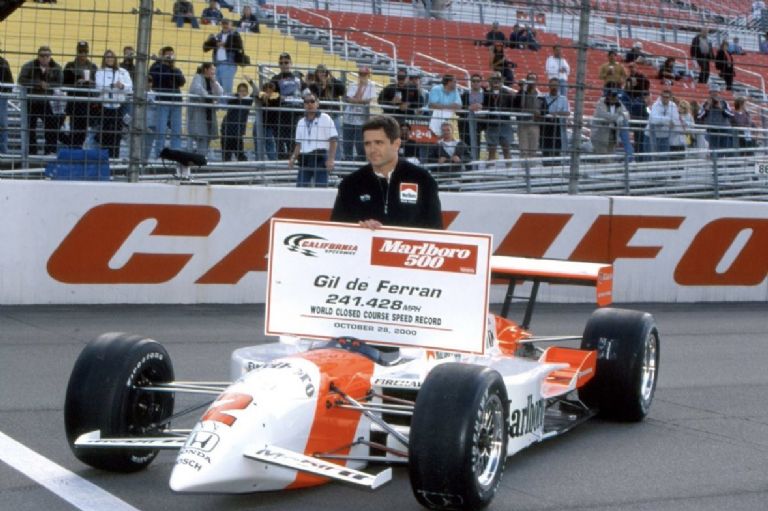 Muere piloto Gil de Ferran; sufrió un infarto mientras competía junto a su hijo