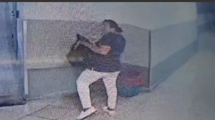 Mujer se hace pasar por enfermera para esconder un bebé en un bolso; esto es lo que sucedió