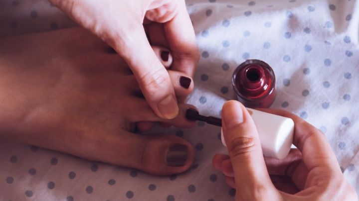 ¿Cómo quitar una mancha de esmalte de uñas de la ropa blanca? Aquí está el truco imparable