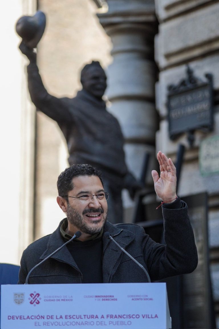 Martí Batres devela estatua de Francisco Villa 