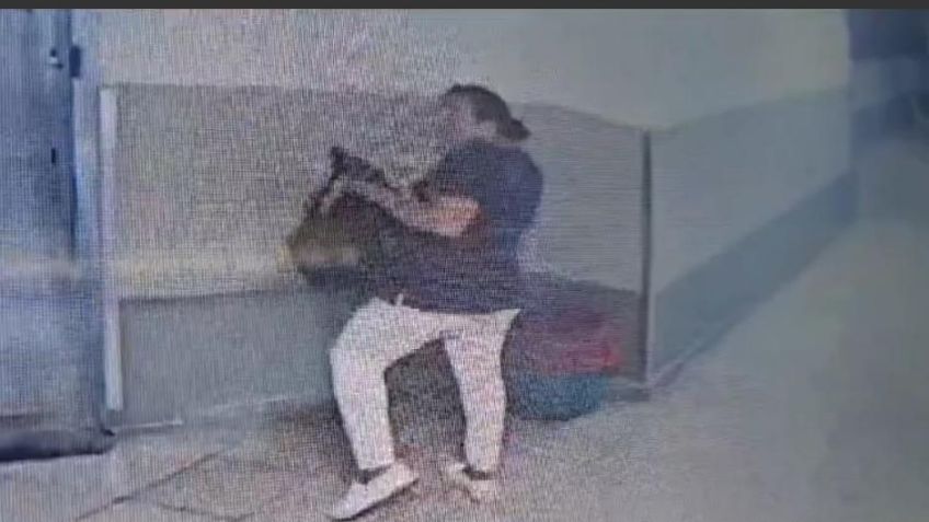 Mujer se hace pasar por enfermera para esconder un bebé en un bolso; esto es lo que sucedió