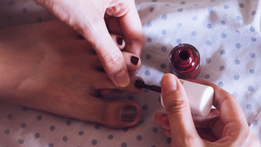 ¿Cómo quitar una mancha de esmalte de uñas de la ropa blanca? Aquí está el truco imparable