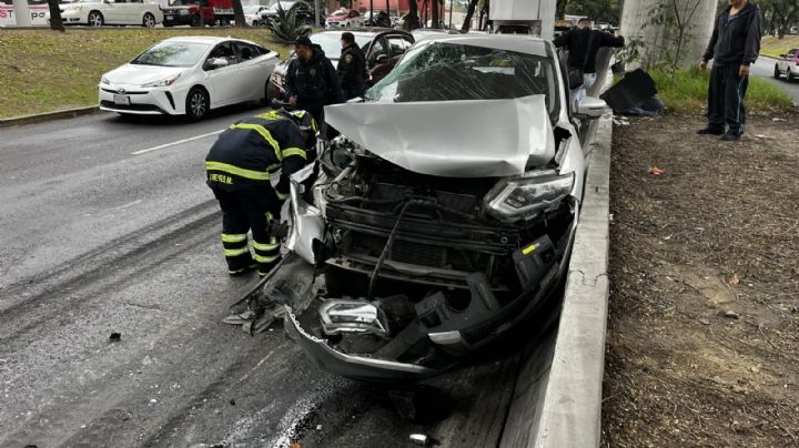 Caos en Viaducto Tlalpan: Tráiler prensa a camioneta contra el muro de contención