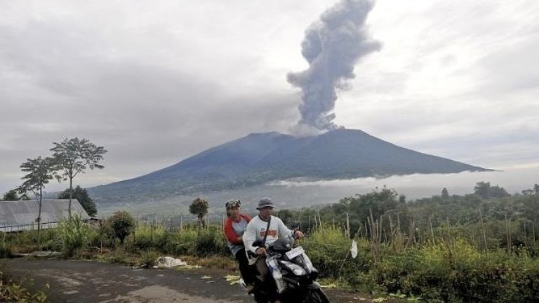 Erupción del Monte Marapi en indonesia