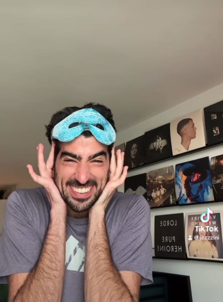 Jezzini en TikTok con antifaz de hielo