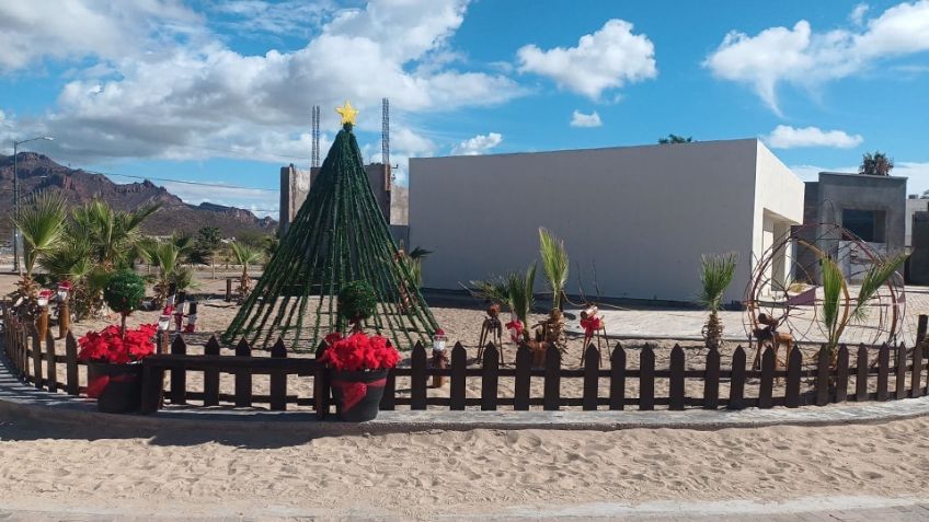 Patronato de Bomberos de Guaymas instala árbol navideño en la playa Miramar