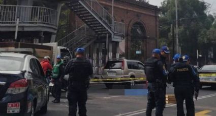 Imágenes fuertes: Hombre se arroja de puente peatonal en Iztapalapa y muere