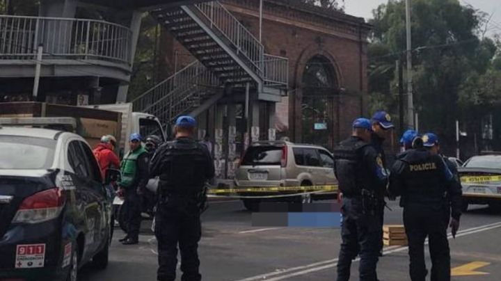Imágenes fuertes: Hombre se arroja de puente peatonal en Iztapalapa y muere