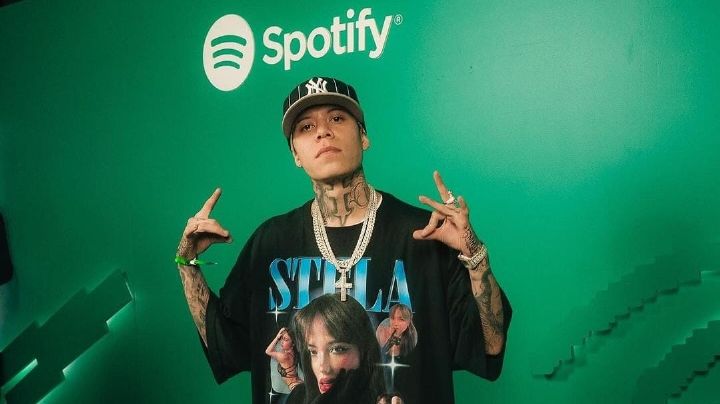 Santa Fe Klan causa polémica al aparecer en alfombra con playera del rostro de su novia