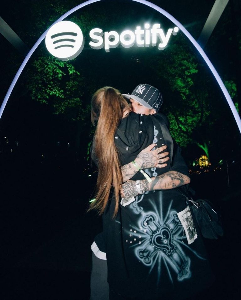 Santa Fe Klan y su novia